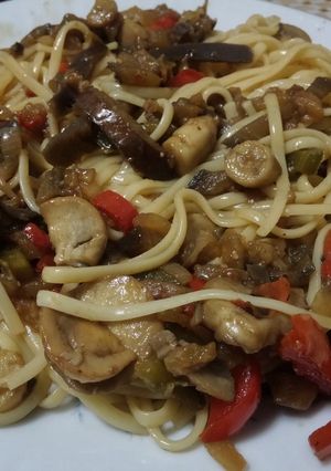 Una foto de Wok de fideos y vegetales