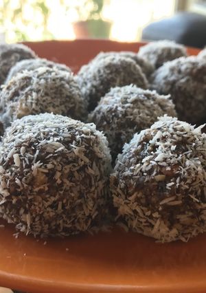 Una foto de Trufas veganas de almendras y cacao