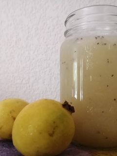 Una foto de Agua de guayaba y vainilla🥤💛