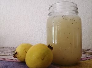 Una foto de Agua de guayaba y vainilla🥤💛