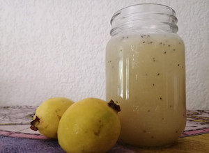 Una foto de Agua de guayaba y vainilla🥤💛