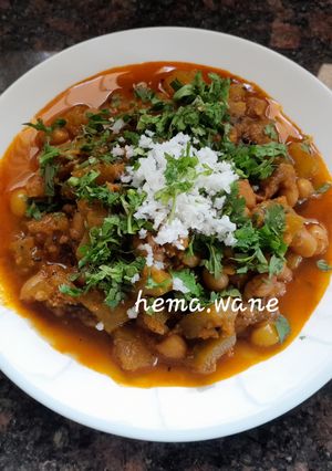 A picture of Bottle gourd,peanut bhaji.