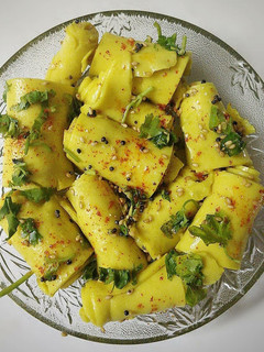 ચીઝ સ્ટફ ખાંડવી (Cheese Stuffed Khandvi Recipe In Gujarati) રેસીપી મુખ્ય ફોટો