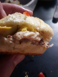 Una foto de Sándwich de pollo con panes caseros