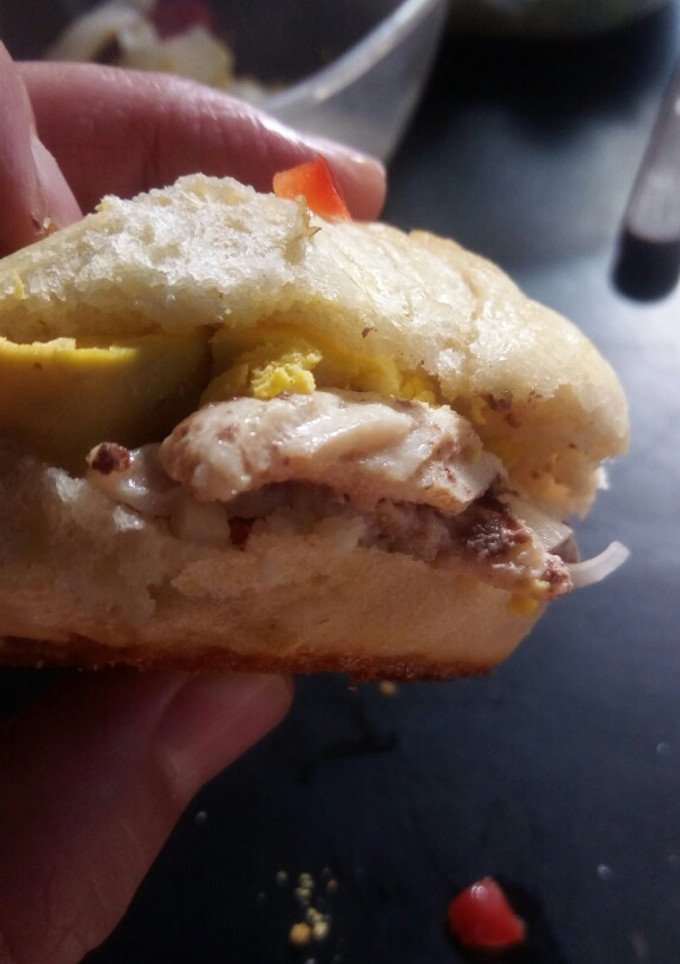 Una foto de Sándwich de pollo con panes caseros
