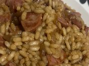 Uma foto de risoto linguiça