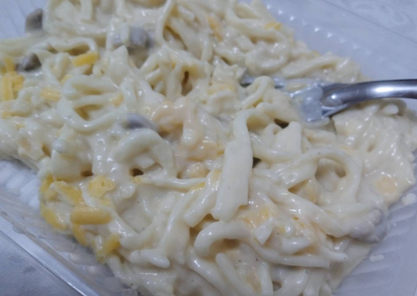 Fideos con salsa blanca y champiñones manjar