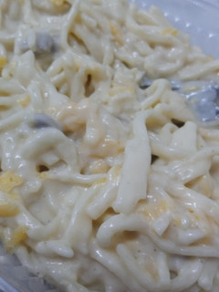 Una foto de Fideos con salsa blanca y champiñones manjar