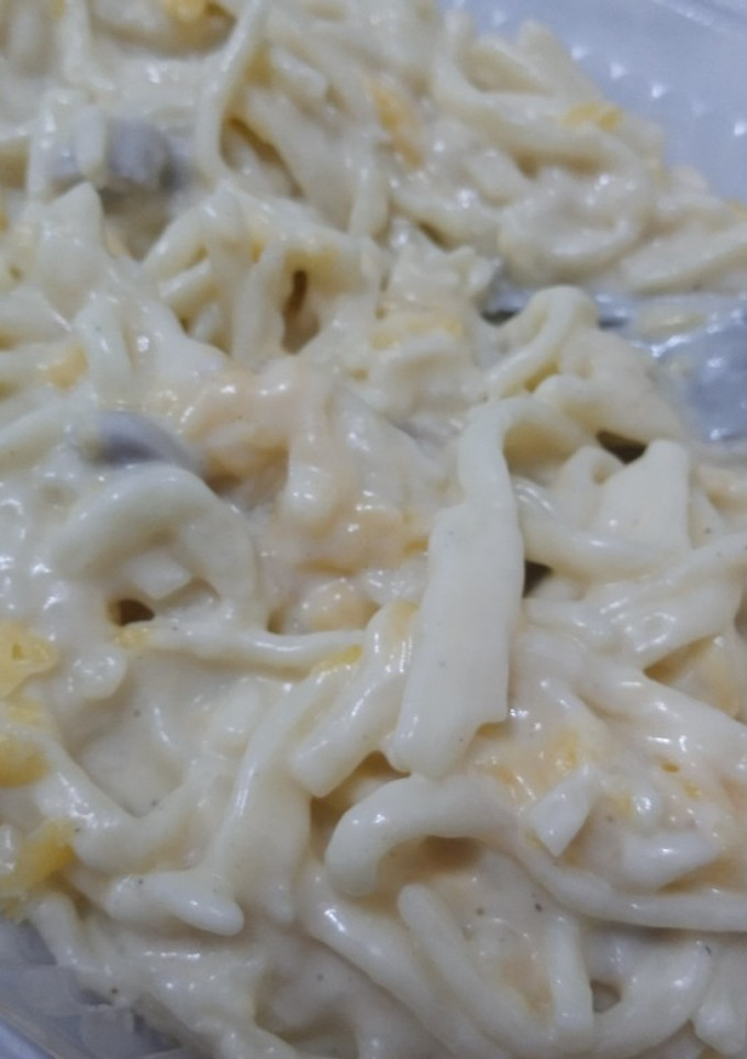 Una foto de Fideos con salsa blanca y champiñones manjar