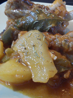 Una foto de Costillas en salsa con patatas