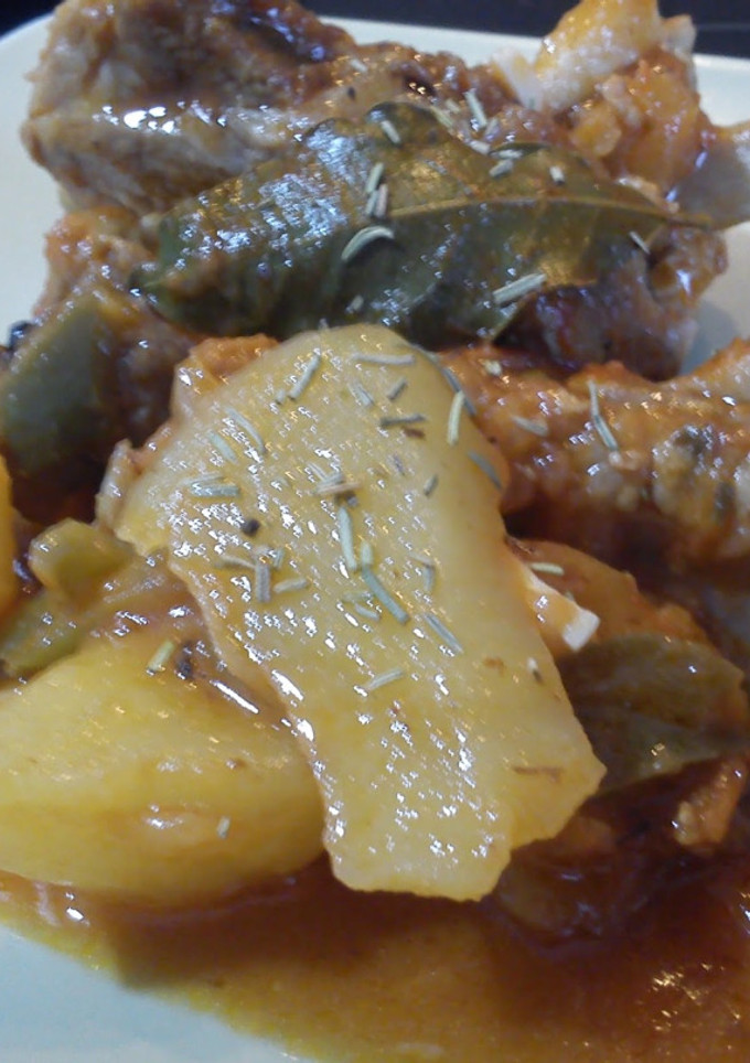 Una foto de Costillas en salsa con patatas