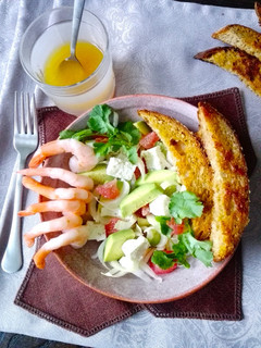 Una foto de Ensalada de langostinos, aguacate y pomelo