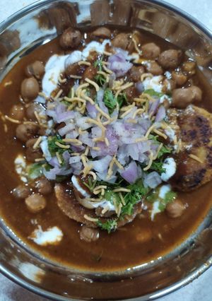 आलू टिक्की चाट (Aloo tikki chaat recipe in hindi) रेसिपी मुख्य फोटो
