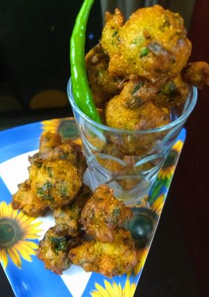 A picture of Suji maida pakode.