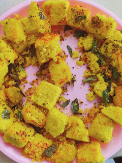 इंस्टेंट बेसन ढोकला(instant besan dhokla recipe in Hindi) रेसिपी मुख्य फोटो