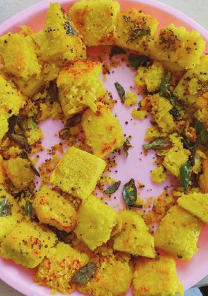 इंस्टेंट बेसन ढोकला(instant besan dhokla recipe in Hindi) रेसिपी मुख्य फोटो