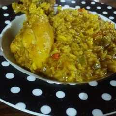 A picture of Arroz con pollo al curry.