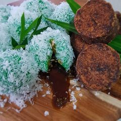 A picture of Klepon (Sticky Rice Ball Stuffed with Palm Sugar).