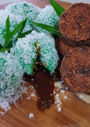 A picture of Klepon (Sticky Rice Ball Stuffed with Palm Sugar).