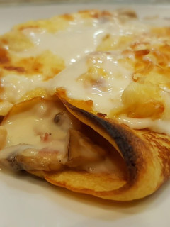 Una foto de Creps de champiñón, bacon, gambas y bechamel