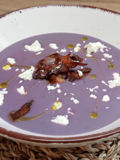 Una foto de Crema de lombarda con bacon y queso de rulo