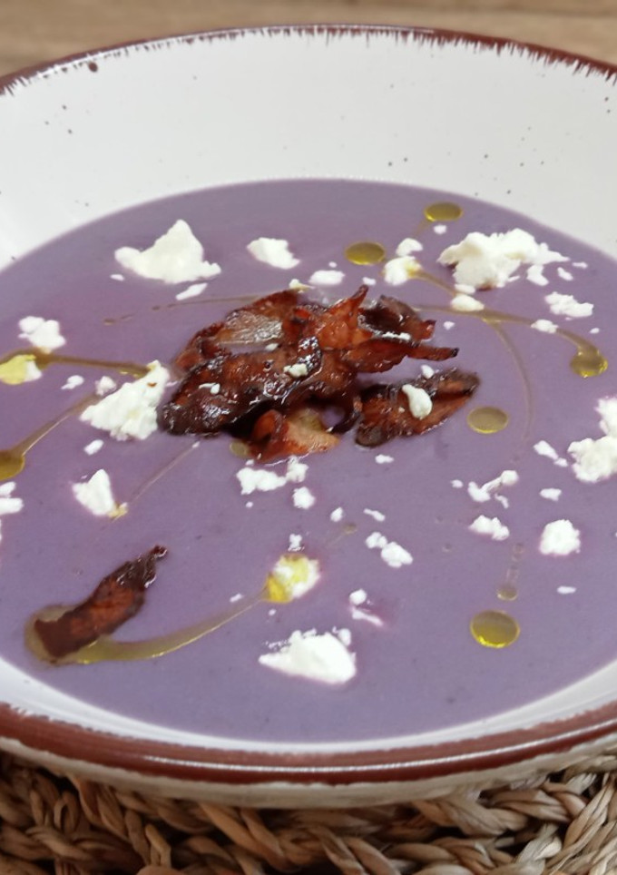 Una foto de Crema de lombarda con bacon y queso de rulo