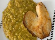 Una foto de tilapia con vegetales