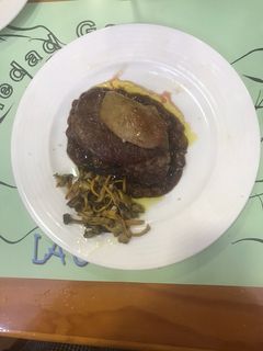 Una foto de Tacos de solomillo de buey con dientes de foie con salsa de Pedro Ximénez y pasas sultanas