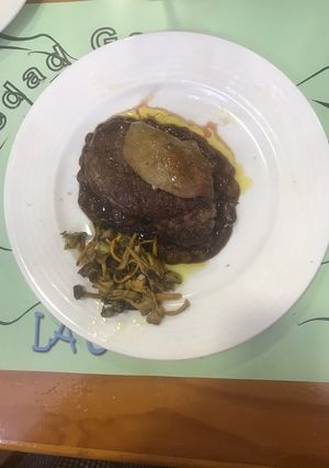 Una foto de Tacos de solomillo de buey con dientes de foie con salsa de Pedro Ximénez y pasas sultanas
