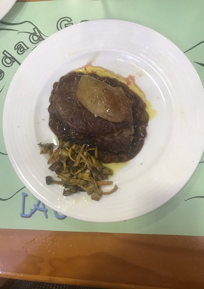 Una foto de Tacos de solomillo de buey con dientes de foie con salsa de Pedro Ximénez y pasas sultanas