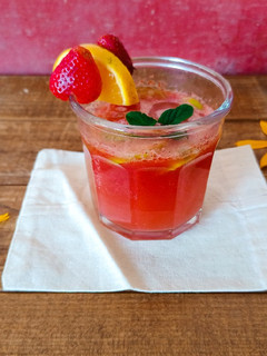Una foto de Bebida de fresa tropical🍓🍊🍋