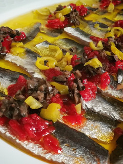 Una foto de Sardinas marinadas, y mermelada de piquillos