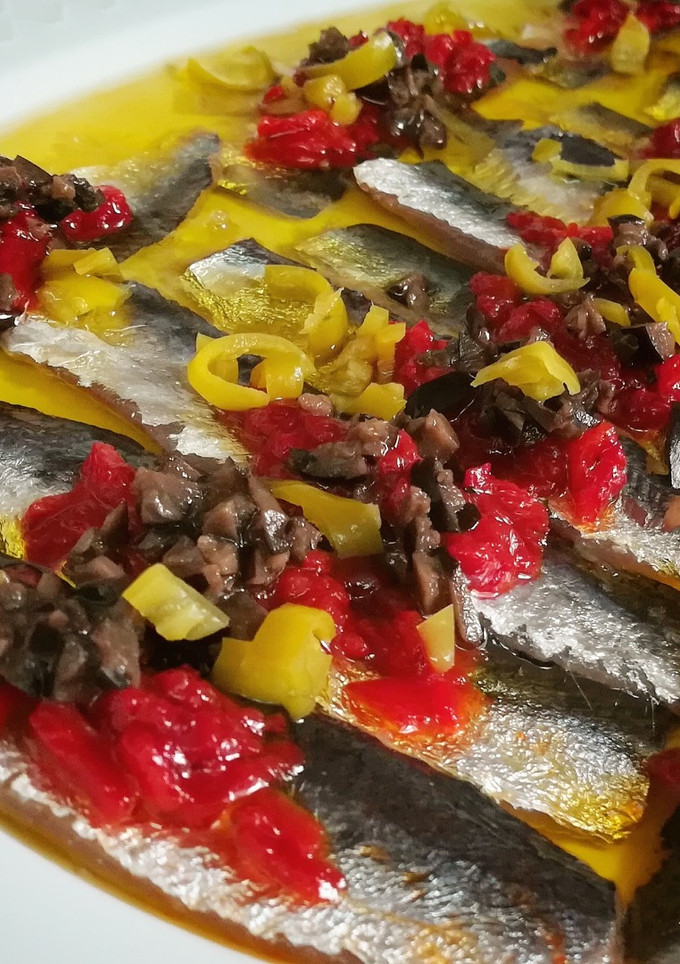 Una foto de Sardinas marinadas, y mermelada de piquillos