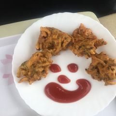 A picture of Pyaz pakode/ bhajiya.