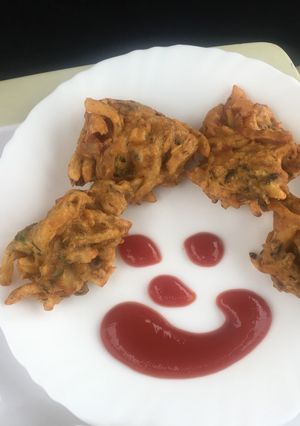 A picture of Pyaz pakode/ bhajiya.