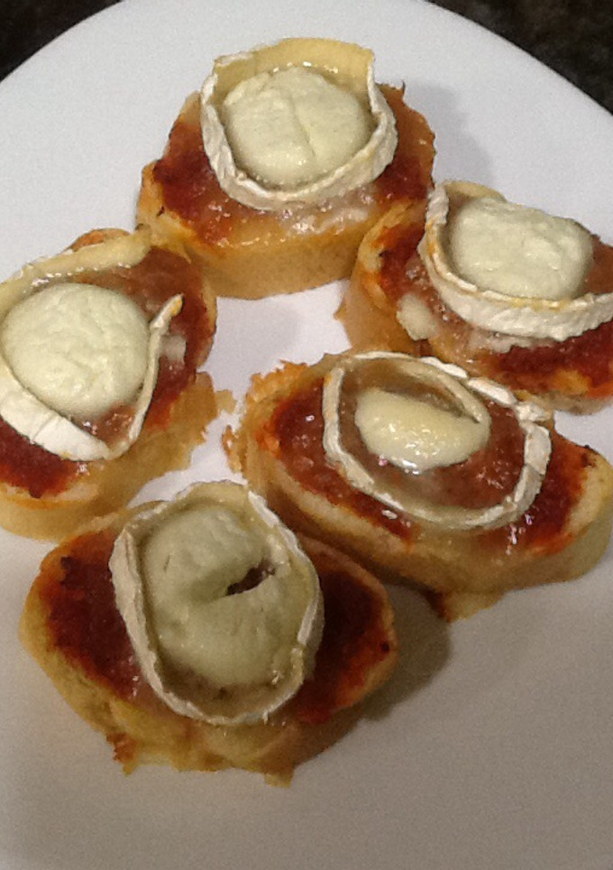 Una foto de Montaditos de sobrasada con miel y queso de cabra