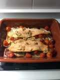Filetes de trucha al horno sobre cama de patatas, cebolla y tomate
