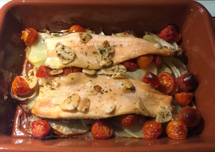 Filetes de trucha al horno sobre cama de patatas, cebolla y tomate