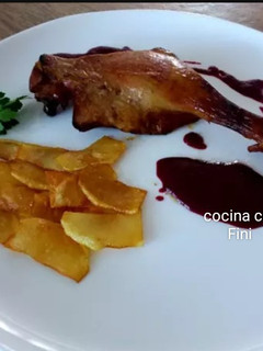 Una foto de Confit de pato en salsa de arándanos
