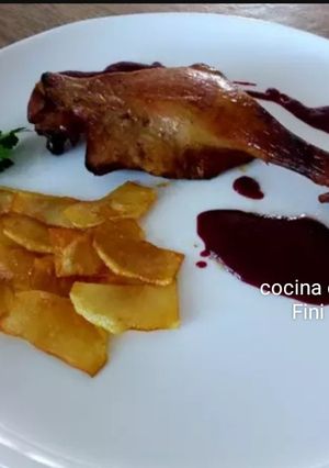 Una foto de Confit de pato en salsa de arándanos