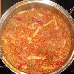 Una foto de Quinoa con verduras, tomate y atún