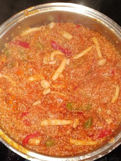 Una foto de Quinoa con verduras, tomate y atún