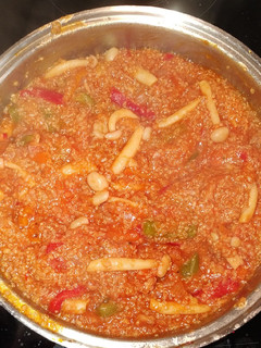 Una foto de Quinoa con verduras, tomate y atún