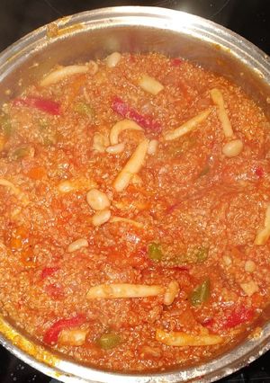 Una foto de Quinoa con verduras, tomate y atún