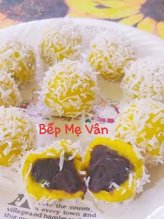 Hình của món Bánh bí đỏ nhân đậu đen lăn cơm dừa.