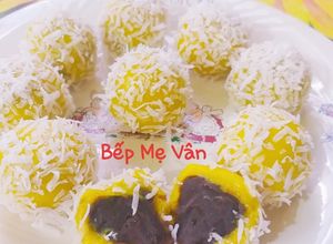 Hình của món Bánh bí đỏ nhân đậu đen lăn cơm dừa.