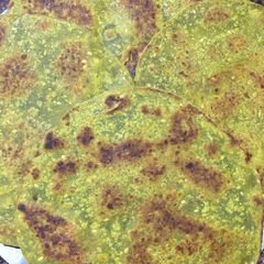 A picture of Methi Palak thepla.