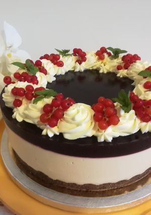 Zdjęcie przepisu Tort serowy z żelką z czarnej porzeczki.