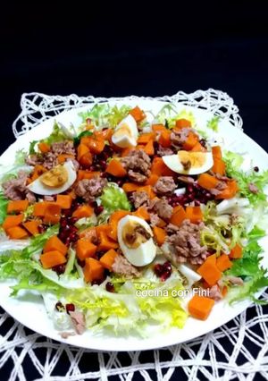Una foto de Ensalada de escarola atún y boniato