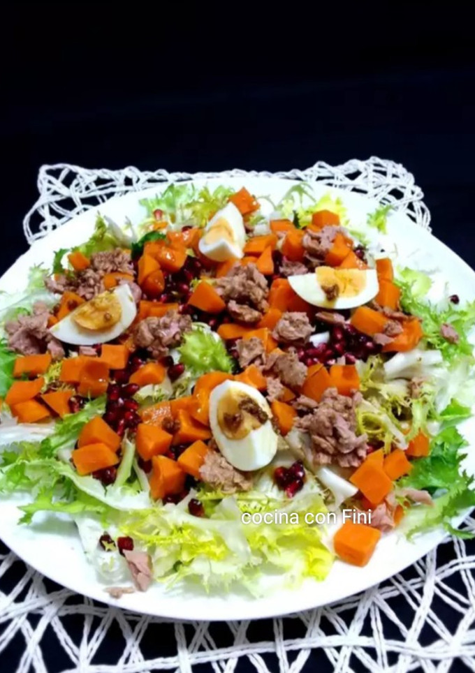 Una foto de Ensalada de escarola atún y boniato